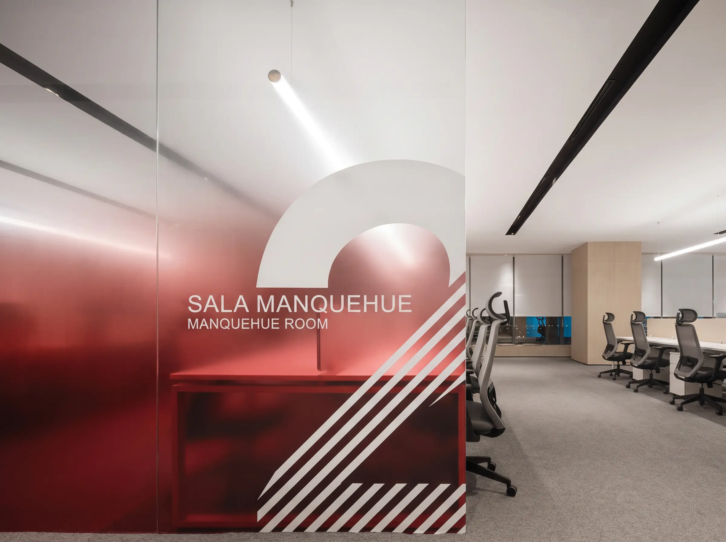 Empavonados en sala de reuniones corporativa