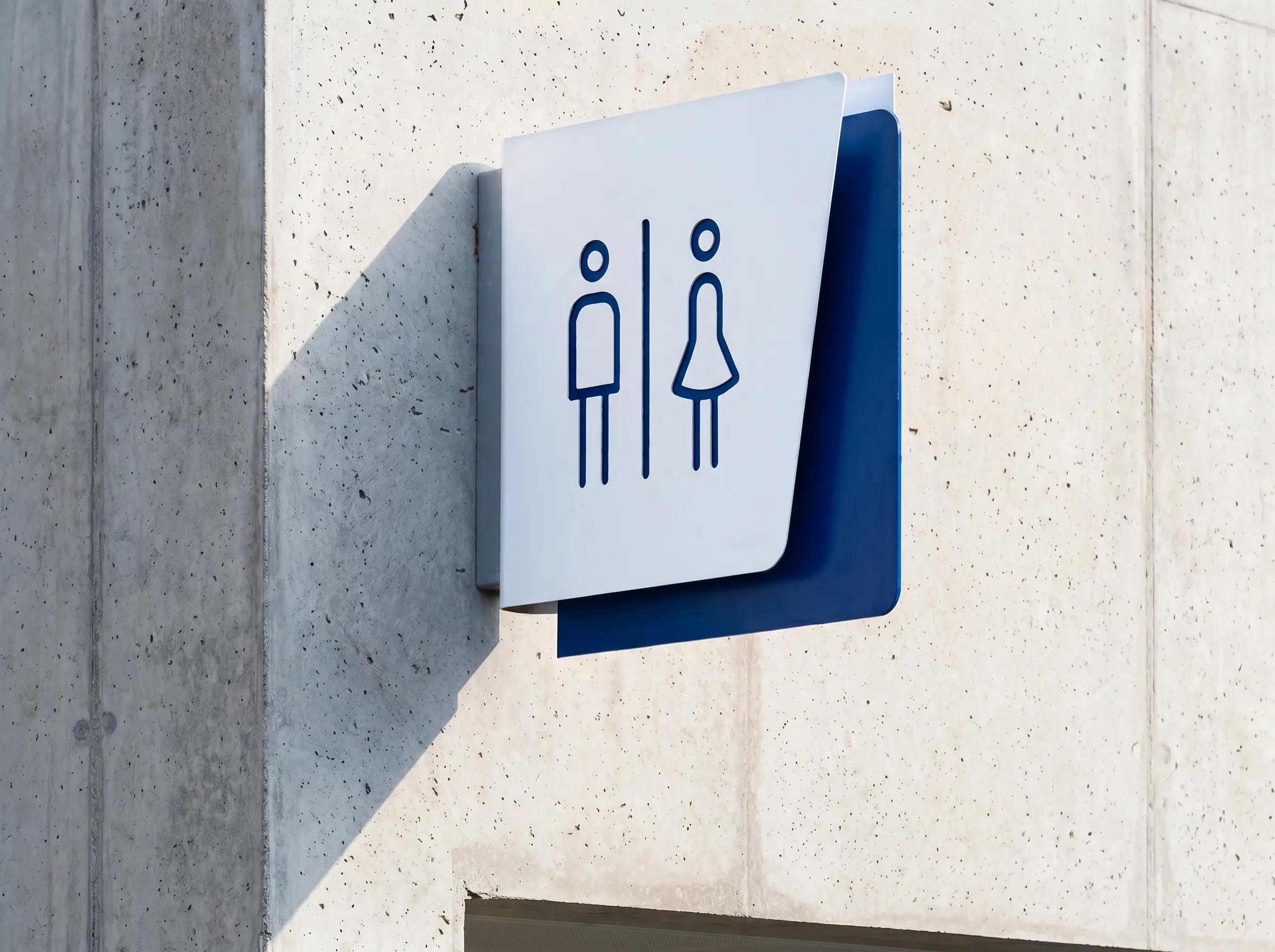 Señalizador sanitario en arquitectura de hormigón