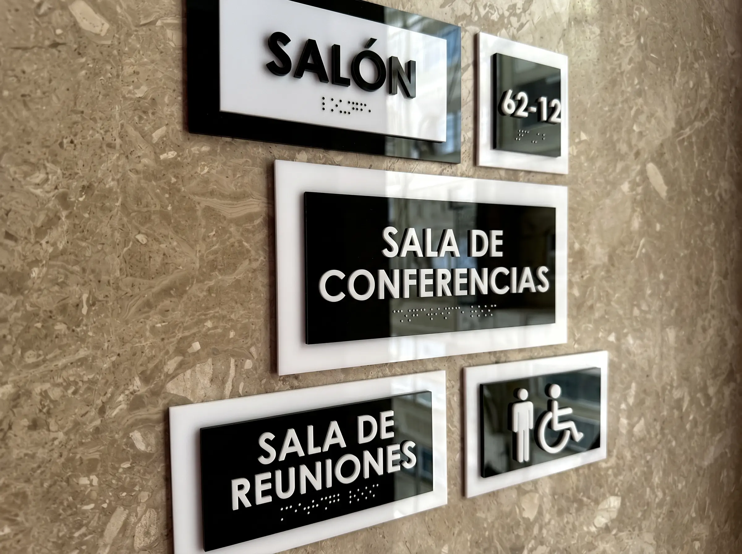 Señalética accesible con Braille en sala de conferencias